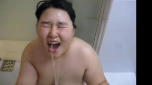 Chubby Korean GF's golden shower