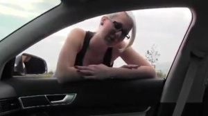 Schöne blonde Freundin draußen gefickt